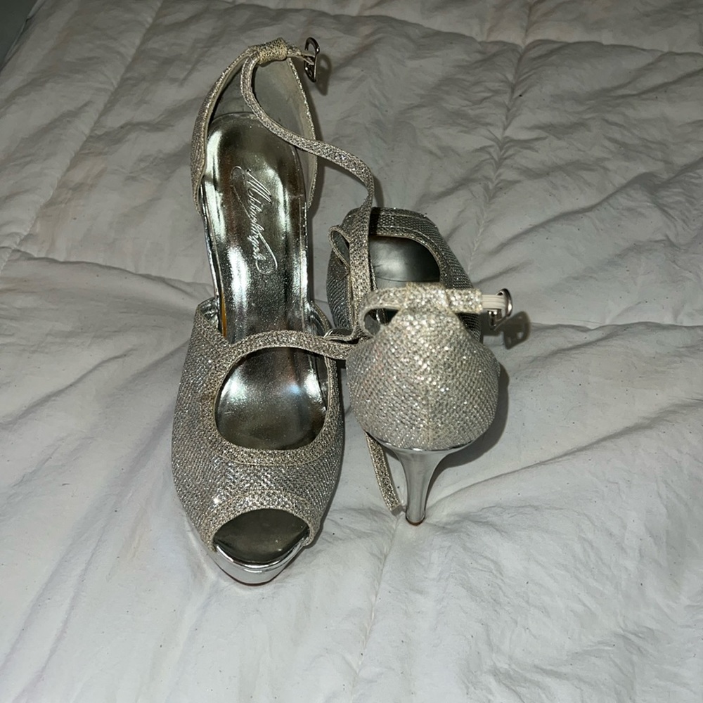 Michaelangelo silver sparkle heels size 8
